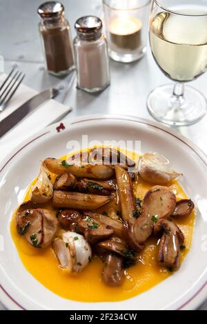 *pour une utilisation en soirée standard uniquement - des frais peuvent s'appliquer* Ape & Bird, Central London pic shows: Penny Buns, Squash Salsify & Roasted Garlic Banque D'Images