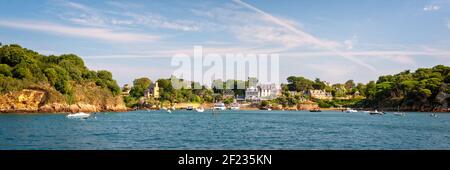 Port Clos à marée haute sur l'île de Bréhat dans les Côtes d'Armor, Bretagne, France Banque D'Images