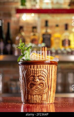 Cocktail Tiki froid et rafraîchissant au bar. Arrière-plan de la fête d'été. Banque D'Images