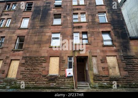 Vue sur le logement abandonné au parc Cune à Port Glasgow, Inverclyde. Le logement de la tente doit être démoli et redéveloppé. Écosse, Royaume-Uni Banque D'Images