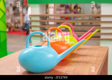 Arrosoirs de jardin à vendre dans un magasin de quincaillerie sur une étagère de vente au détail. Concept de soins pour plantes d'intérieur et de jardin. Banque D'Images