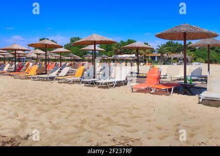 Rangée de parasols en bois sur la plage de sable Banque D'Images