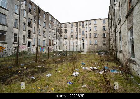 Vue sur le logement abandonné au parc Cune à Port Glasgow, Inverclyde. Le logement de la tente doit être démoli et redéveloppé. Écosse, Royaume-Uni Banque D'Images