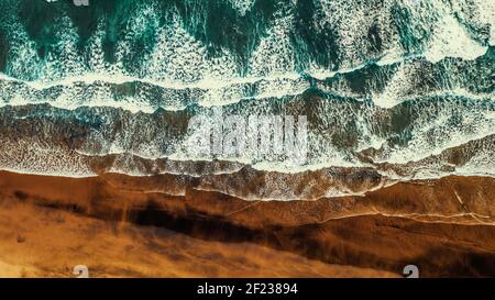 La belle plage de Piha autour du célèbre Lion Rock, Nouvelle-Zélande par drone Banque D'Images