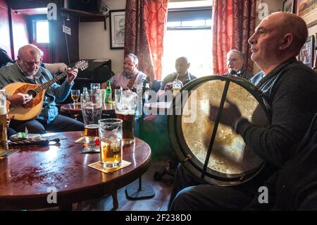 Musiciens irlandais traditionnels jouant une session dans un bar à Ardara, dans le comté de Donegal, en Irlande Banque D'Images