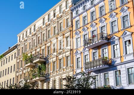 Les façades de certains anciens immeubles d'appartements rénovés vus à Berlin, en Allemagne Banque D'Images