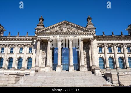 Le portail d'entrée du célèbre Reichstag allemand à Berlin Banque D'Images