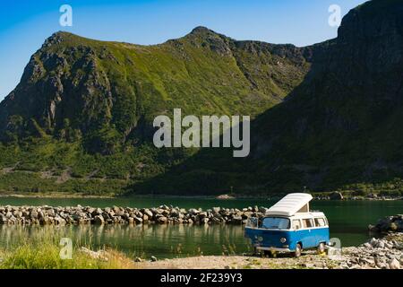 Van LIFE, voyager le monde en voiture, Lofoten Nord de la Norvège. Banque D'Images