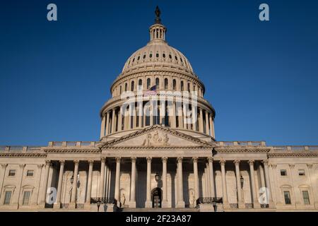 Washington, États-Unis. 10 mars 2021. Le Capitole des États-Unis à l'aube, à Washington, DC, le mercredi 10 mars, 2021. Aujourd'hui, la Chambre est sur le point d'adopter une version du projet de loi d'allègement de la COVID de 1.9 billions de dollars du président Biden qui comprend des chèques de relance de 1400 000 dollars pour de nombreux Américains, comme le Sénat continue avec plusieurs votes de confirmation du Cabinet cette semaine. (Graeme Sloan/Sipa USA) Credit: SIPA USA/Alay Live News Banque D'Images