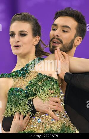 Gabriella Papadakis (sa robe est défaite et révèle son bosom) et