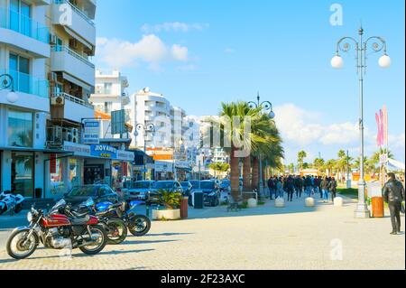 Personnes marchant promenade Larnaca Chypre Banque D'Images