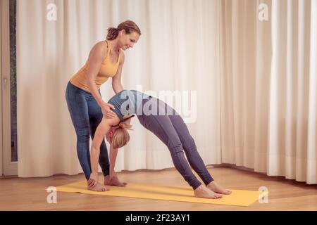 Deux femmes faisant du yoga à la maison Banque D'Images