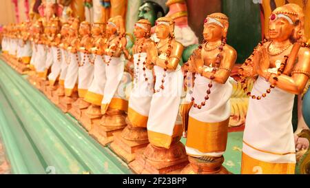 Statues au Temple Sri Mahamariamman : statues dorées et colorées des dieux hindous au Temple indien Sri Mahamariamman, Kuala Lumpur, Malaisie Banque D'Images