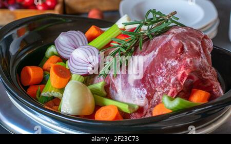 Rôti de porc mijoteuse avec légumes - préparation Banque D'Images