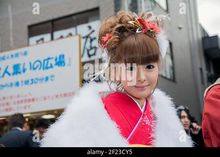 Jolie dame japonaise vêtue de kimono à l'approche de la Journée de l'âge (Seijin no hi) pour célébrer l'âge de 20 ans et devenir des adultes, Asakusa, Tokyo, Japon Banque D'Images