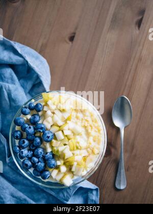 Porridge de millet avec myrtille et poire Banque D'Images