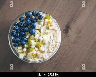 Porridge de millet avec myrtille et poire Banque D'Images