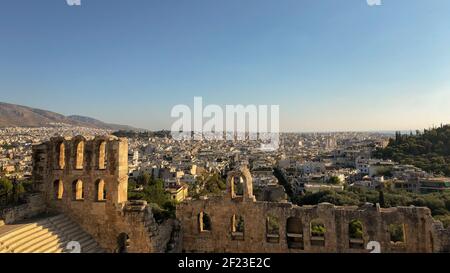 Soleil du soir sur les vieilles ruines de l'amphithéâtre romain à l'Acropole d'Athènes, Grèce. Banque D'Images