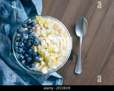 Porridge de millet avec myrtille et poire Banque D'Images