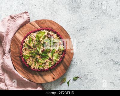 Croûte de pizza aux betteraves avec des feuilles de mangold fraîches Banque D'Images