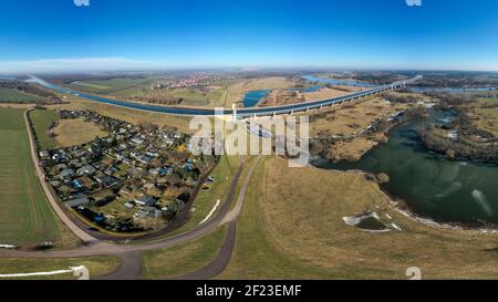 Magdebourg, Allemagne. 22 février 2021. Vue panoramique sur la jonction de la voie navigable de Magdeburg. À ce point, le canal Mittelland traverse l'Elbe dans le pont traversant. D'une longueur totale de 918 mètres, c'est le plus grand pont de canal d'Europe. (Vue aérienne avec drone) Credit: Stephan Schulz/dpa-Zentralbild/ZB/dpa/Alay Live News Banque D'Images