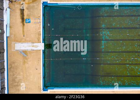 Vue aérienne par drone de l'eau stagnante sale dans la piscine en plein air de Gourock pendant le confinement de Covid-19, Inverclyde, Écosse, Royaume-Uni Banque D'Images