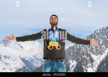 Le biathlète Martin Fourcade (FRA) pose avec ses cinq médailles d'or olympiques , le 30 mars 2018, à Chamonix - photo Philippe Millereau et Stephane Kempinaire / KMSP / DPPI Banque D'Images