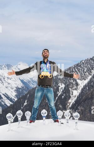 Le biathlète Martin Fourcade (FRA) pose avec ses cinq médailles d'or olympiques et 7 globes de cristal vainqueur de la coupe du monde de biathlon, le 30 mars 2018, à Chamonix - photo Philippe Millereau et Stephane Kempinaire / KMSP / DPPI Banque D'Images