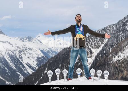 Le biathlète Martin Fourcade (FRA) pose avec ses cinq médailles d'or olympiques et 7 globes de cristal vainqueur de la coupe du monde de biathlon, le 30 mars 2018, à Chamonix - photo Philippe Millereau et Stephane Kempinaire / KMSP / DPPI Banque D'Images