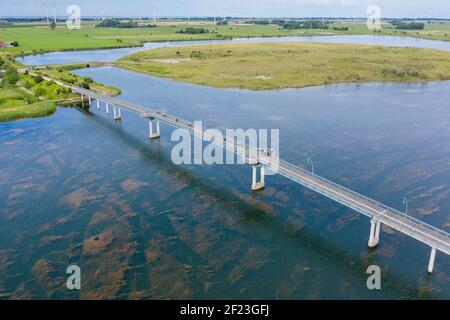 Vue aérienne avec le pont piétonnier au-dessus du lac Wangermeer, Hohenkirchen, Basse-Saxe, Allemagne, Europe Banque D'Images