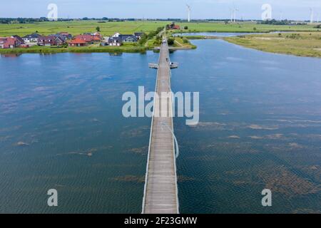 Vue aérienne avec le pont piétonnier au-dessus du lac Wangermeer, Hohenkirchen, Basse-Saxe, Allemagne, Europe Banque D'Images