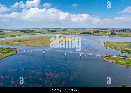 Vue aérienne avec le pont piétonnier au-dessus du lac Wangermeer, Hohenkirchen, Basse-Saxe, Allemagne, Europe Banque D'Images
