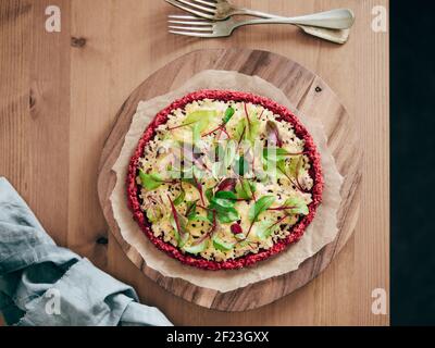 Croûte de pizza aux betteraves avec des feuilles de mangold fraîches Banque D'Images