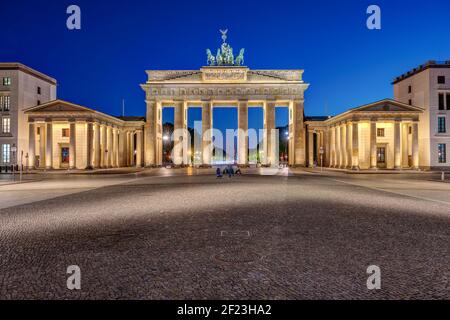 La célèbre porte de Brandebourg illuminée de Berlin la nuit sans personne Banque D'Images