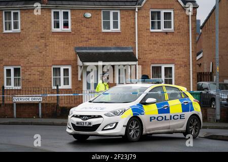 Manchester, Royaume-Uni. 10 mars 2021. Une présence policière est observée après qu'une femme a été abattue dans la région de Cheetham Hill, au nord de Manchester, au Royaume-Uni. Crédit : Jon Super/Alay Live News. Banque D'Images