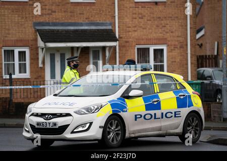 Manchester, Royaume-Uni. 10 mars 2021. Une présence policière est observée après qu'une femme a été abattue dans la région de Cheetham Hill, au nord de Manchester, au Royaume-Uni. Crédit : Jon Super/Alay Live News. Banque D'Images
