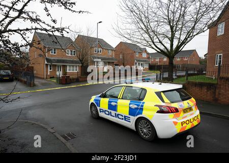 Manchester, Royaume-Uni. 10 mars 2021. Une présence policière est observée après qu'une femme a été abattue dans la région de Cheetham Hill, au nord de Manchester, au Royaume-Uni. Crédit : Jon Super/Alay Live News. Banque D'Images