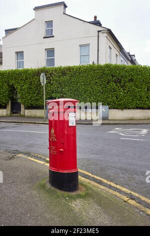 La boîte postale numéro 47 de Derby Road, Douglas, Isle of Man est un pillarbox ovale de type GR 1930 avec lettre et à l'origine une machine à timbre ainsi Banque D'Images