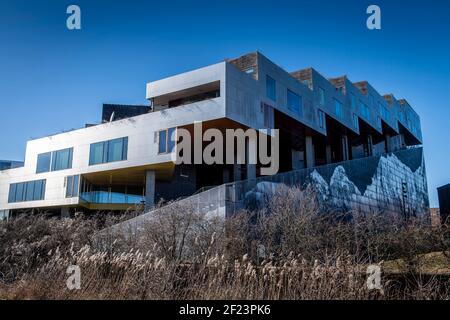 Mountain Dwellings (Danois: Bjerget) est un bâtiment dans le quartier Ørestad de Copenhague, Danemark, composé d'appartements au-dessus d'une voiture pa à plusieurs étages Banque D'Images