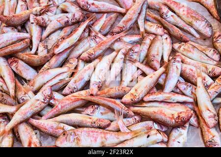 Pile de mullets rouges à vendre sur un marché Banque D'Images