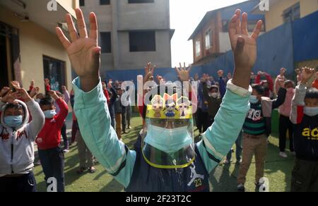 Katmandou, Bagmati, Népal. 10 mars 2021. Un enfant népalais portant un masque facial assiste à l'assemblée scolaire de la zone des jeunes enfants de Nawaneet à Katmandou, au Népal, le 10 mars 2021. Crédit : Sunil Sharma/ZUMA Wire/Alay Live News Banque D'Images