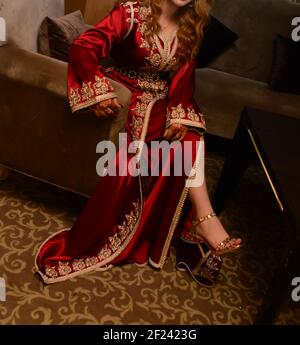 Une jeune fille marocaine porte une robe traditionnelle marocaine. Le caftan marocain est l'un des vêtements les plus célèbres de l'histoire Banque D'Images