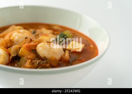 Jjamppong est une nouilles de style chinois aux légumes et aux fruits de mer. Banque D'Images