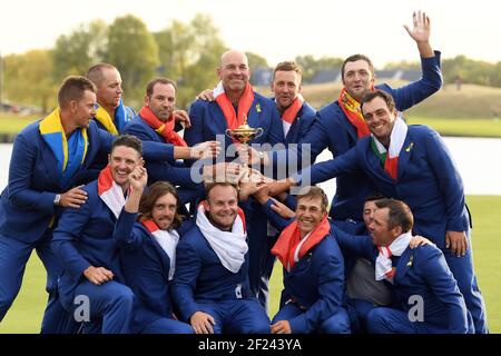 Équipe Europe : Francesco Molinari, Tommy Fleetwood, Tirelle Hatton, Paul Casey, Sergio Garcia, Thomas Bjorn (capitaine), Rory McIlroy, Alex Noren, Thorbjorn Olesen, Ian Poulter, Jon Rahm, Justin Rose, Henrik Stenson gagne lors de la session de dimanche de la Ryder Cup 2018, au Golf National de Saint-Quentin-en-Yvelines, France, 30 septembre 2018 - photo Philippe Millereau / KMSP / DPPI Banque D'Images