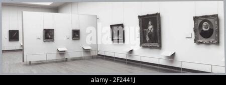 Salle avec peintures, liens une partition; l'établissement Rembrandt, le Maître et son atelier 1991-1992.la peinture sur la droite est le portrait d'une vieille femme, le travail à côté de lui indique la flore. Deux œuvres plus petites s'accroche sur la partition. À l'arrière, la direction de la croix est visible. Banque D'Images