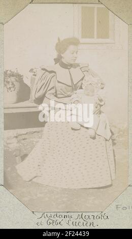 Portrait de Madame Marotte avec bébé Lucien sur ses genoux, vraisemblablement en France.partie d'un album amateur français avec photos de France, Algérie, Palmyra, l'exposition mondiale 1900 et le français célèbre. Banque D'Images