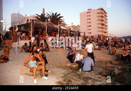 La foule observe le coucher du soleil à l'extérieur du Cafe Mambo à San Antonio Ibiza Iles Baléares Espagne Banque D'Images