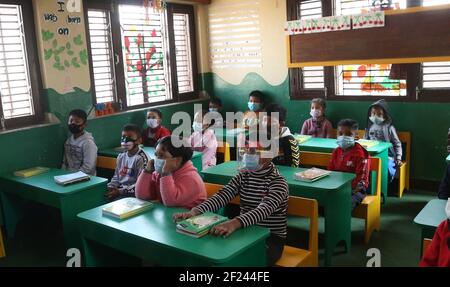 Katmandou, Bagmati, Népal. 10 mars 2021. Les élèves de première année portent des masques lorsqu'ils vont en classe à l'école de la zone des tout-petits de Nawaneet à Katmandou, au Népal, le 10 mars 2021. Crédit : Sunil Sharma/ZUMA Wire/Alay Live News Banque D'Images