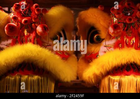 Têtes de danse du lion chinois exposées Banque D'Images