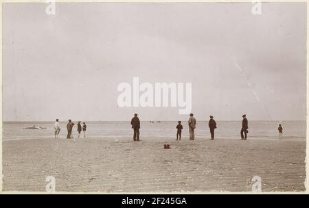 Les gens voient la carcasse flottante d'une baleine morte, probablement pour la côte française. PARTIE ou album photo d'un photographe amateur français avec des enregistrements de a Family, Distillery Delizy & Doaksub Fils, The Army and sights in France. Banque D'Images